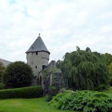 周りは緑の森の公園のようになっています