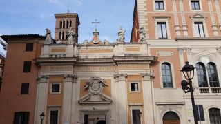 コルソ通りから70mほど入ったところにある教会