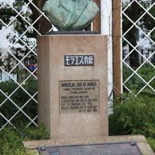 公園の片隅にあります。