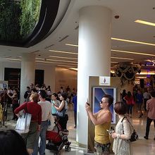 いまは春節に向けて買い物客で賑わう季節です