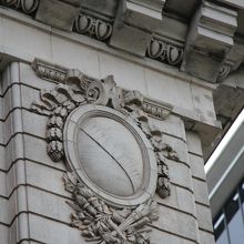 なにかの飾りです。