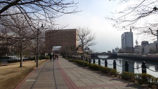 昼も夜も景観満点の公園