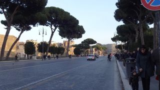 古代遺跡に囲まれた通りです！