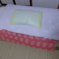 寝具はお布団がこのように折り畳んだ状態で置かれていました