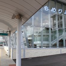 ガラス貼りです。