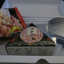 コリアンエア　食事　水とスナックとおにぎり・・・