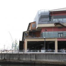 中は人が多いかな。