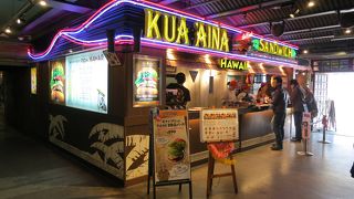 赤レンガ倉庫ピクニックコートにあるハワイ生まれのハンバーガーショップ