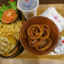 チーズバーガーセット￥1170とオニオンリング￥350