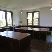 中学校の理科実験室のような部屋