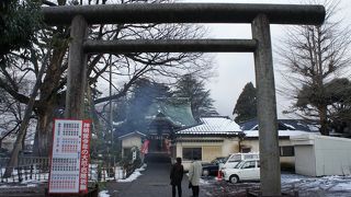 春と秋に行われる「あぶりもち神事」が有名