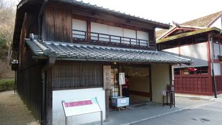 なんと明治初年の建築！