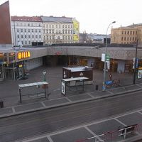 部屋からの眺め。左がスーパー、右が地下鉄の駅
