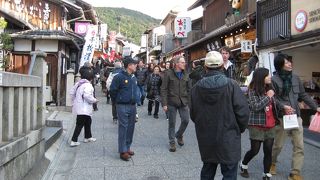 ころばないように、坂道ですから