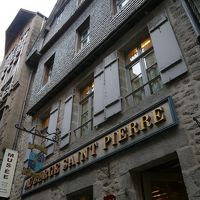 モンサンミッシェル島内に入ってすぐのホテル。立地がGood