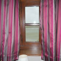 2階。窓から島内を囲む海が見える。