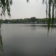 杭州市民や観光客の憩いのスポットである大きな公園