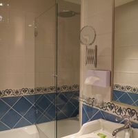 バスルームは狭いが綺麗。ただし夜はお湯がほとんど使用不可