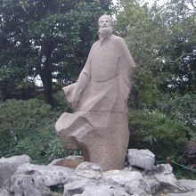 西湖を作った昔の偉い役人の石像らしい