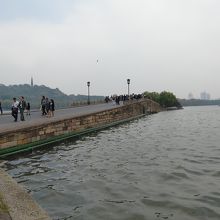 白堤と言う昔湖の泥を積み上げて築かれた西湖の代表的な名所