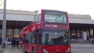 テルミニ駅出発の観光バス