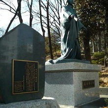 像の隣に説明の書かれた石碑もあります。