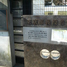 水が流れ落ちる音が静かに聞こえ、厳粛な雰囲気でした。