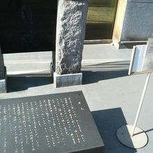 敷地の奥側の水路は改修中で水が止められていました。