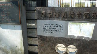 厳粛な雰囲気の中で戦没者を悼む場