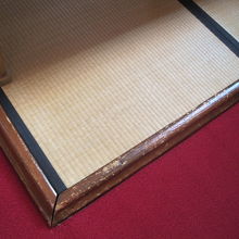 椅子の足元には畳が敷いてありました