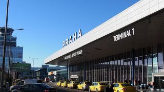 ヴァーツラフ・ハベル空港に改名。珍しく、屋上展望台があります。