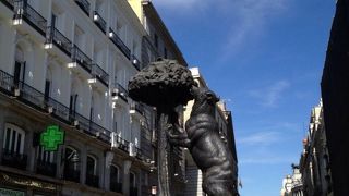 可愛いクマの像とパシャリ！町の至るところにこのクマが・・・