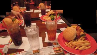 ボリュームタップリのアメリカンバーガー　日本で食べたらいくら？