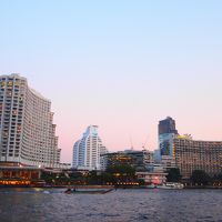 チャオプラヤー川から見たホテル