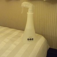 客室に置いてある自由に利用できる消臭剤。結構役立ちます。