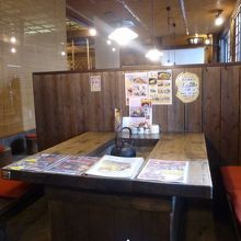 囲炉裏風、田舎の民家のような店内