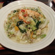 野菜たっぷり海鮮揚げそば（788円）