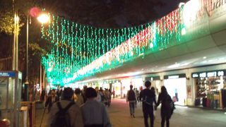 シューズ、皮革製品の店がずらり