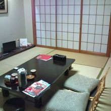 部屋は八畳。トイレ洗面付き。街側の客室。