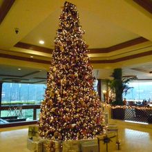 St.Rigisホテルのクリスマスツリー、この階段の下です