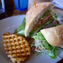 大きなサンドイッチと素敵なポテトフライ