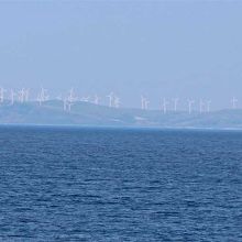 丘の上には風車が立ち並びます