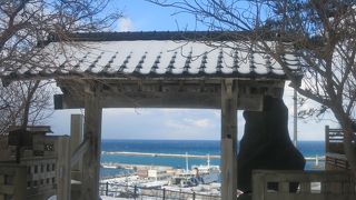 門の向こうに、旅情誘う光景が…