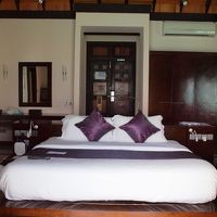 水上コテージはベッドルームと横にバスルーム＆リビングです