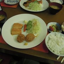 日替わりランチ　皿の上がさみしーね