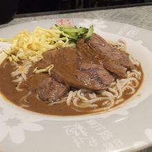 「牛肉麻醤碵乾拌麺」。