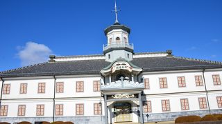 日本最古の小学校、開智学校は不思議なデザインの擬洋風建築