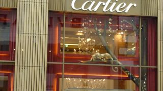 銀座カルティエの豹