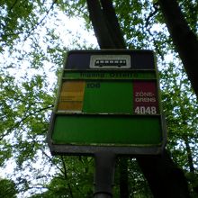 ここで106バスに再度乗り美術館へ行く人が多い。