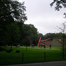 森の中の赤い大きなオブジェが美術館入り口